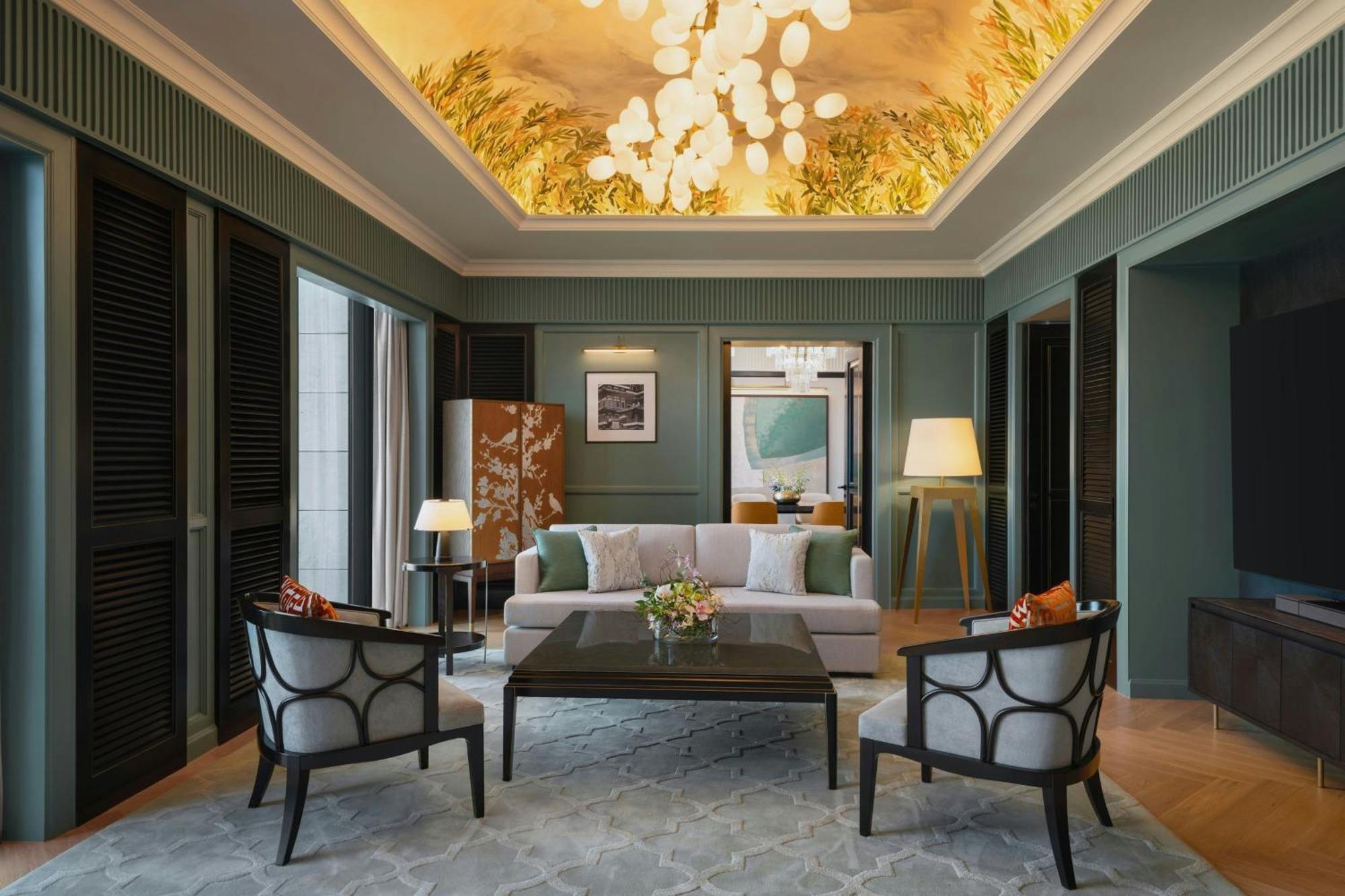 Presidential King Suite with Pool View